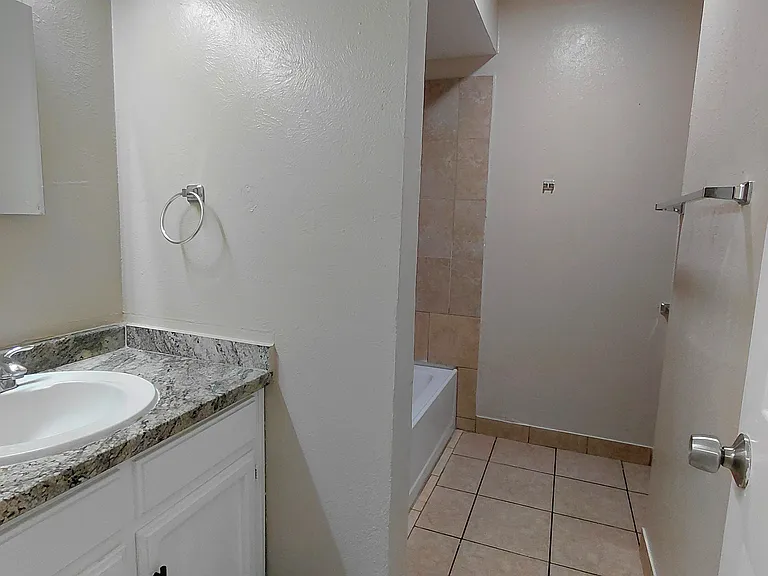 3900 Camelot St #B — Photo 7