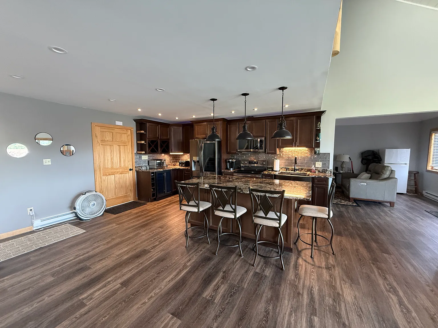 4 bed, 2650 sqft, $9,000 — Photo 4