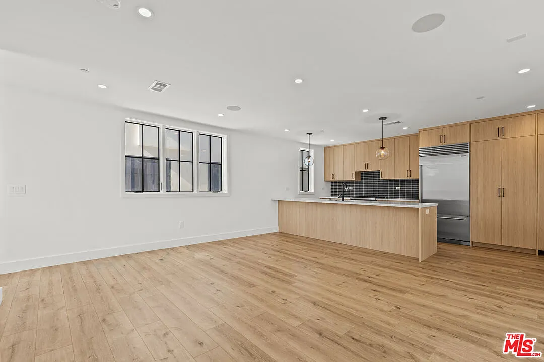 2 bed, 2.5 bath, 1642 sqft, $5,200 — Photo 2