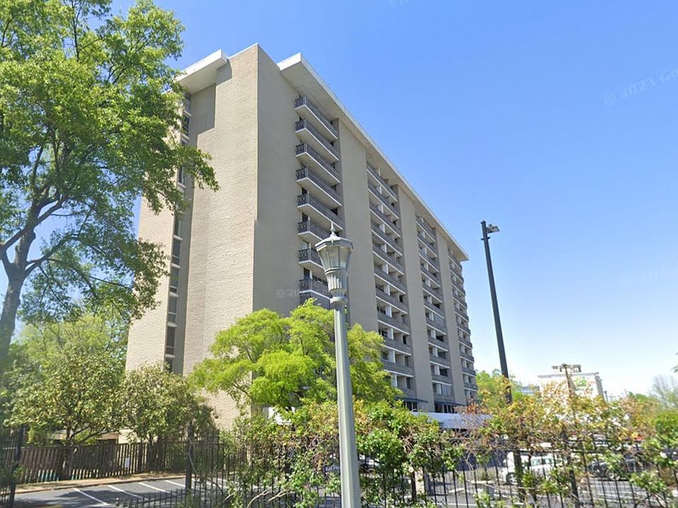 1st image of 700 E 9th St APT 8G