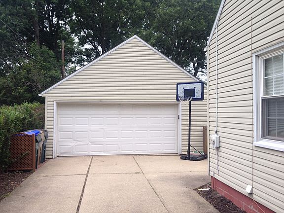 3rd image of 821 Monroe Ave
