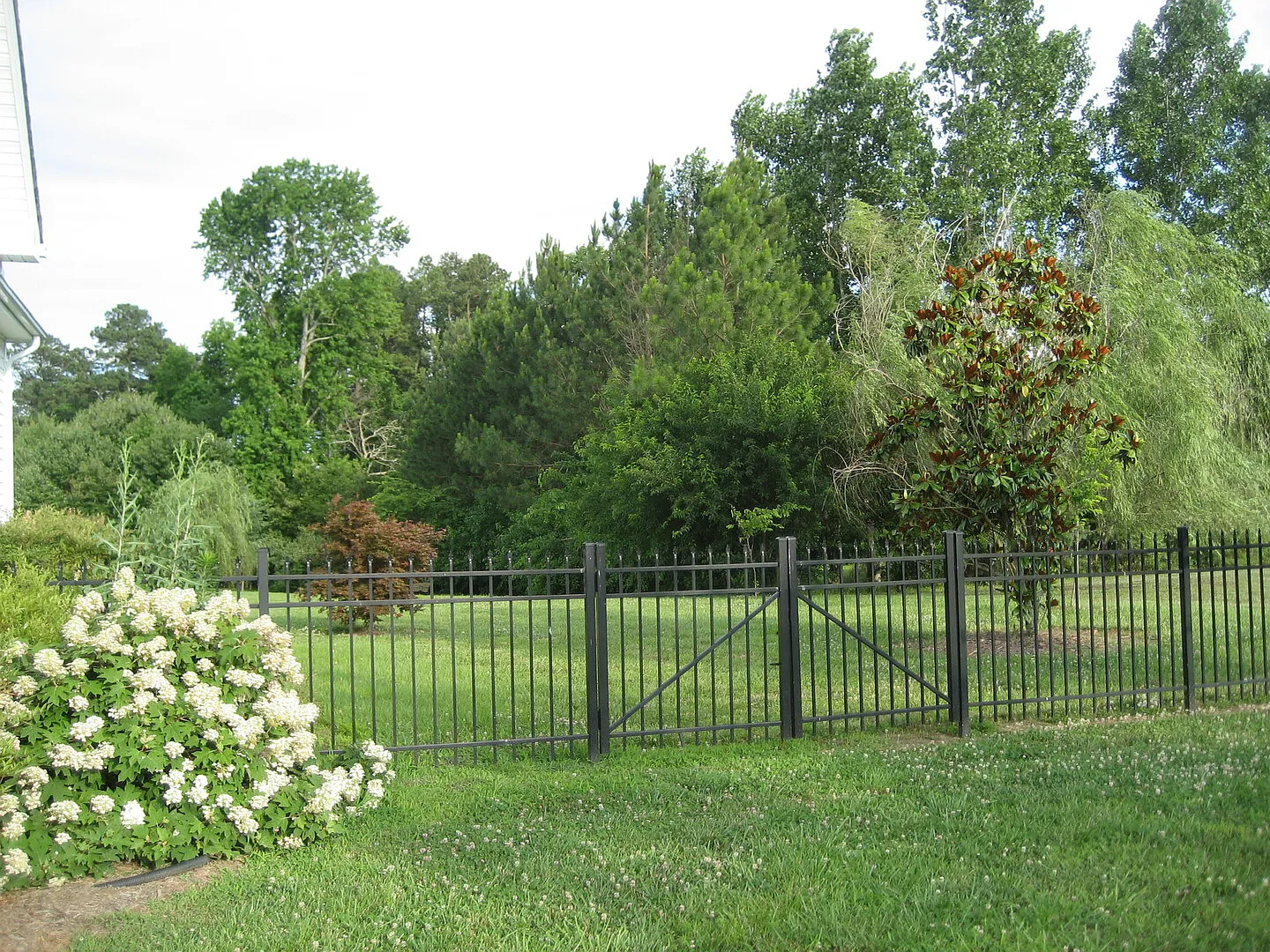 A comfortable house with a beautiful yard — Photo 3