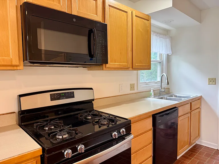 1006 N Dryden Ave — Photo 7