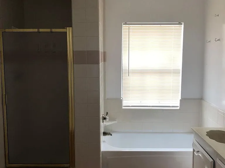 2021 Meadow Park Dr — Photo 6
