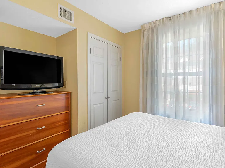 1 Bedroom Suite - 1 Queen Bed