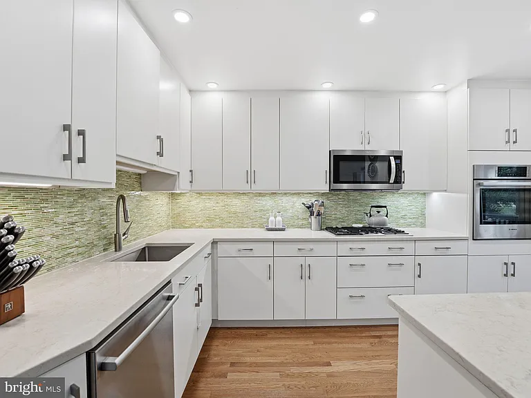 405 Underhill Pl — Photo 9