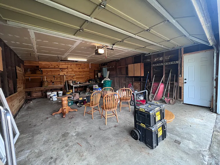 4702 NE 32nd Pl — Photo 3