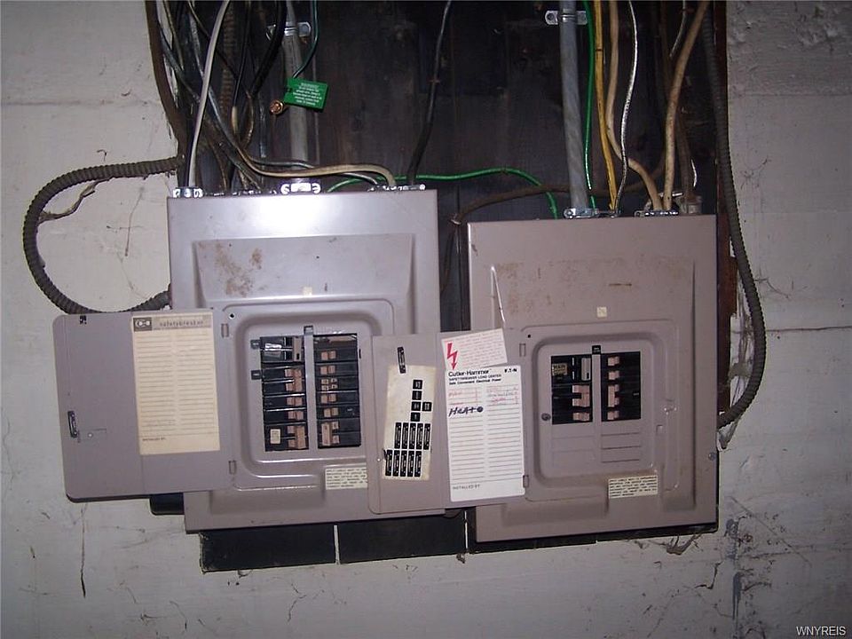 2nd image of 2739 Niagara St