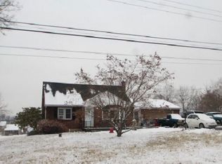 889 Crestview Ln, Pottstown, PA 19464