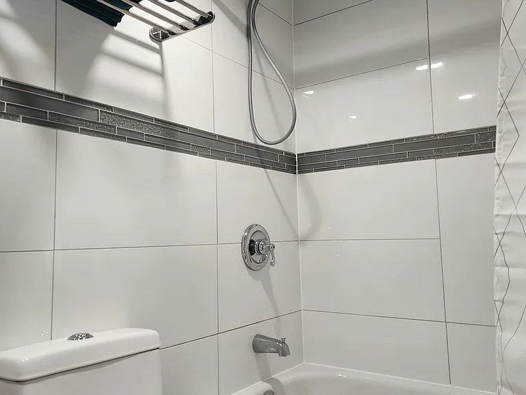 1599 Sandgate Cres #LOWER — Photo 7