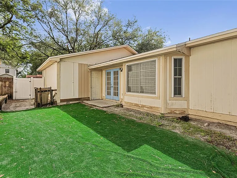 7607 Glades Ct — Photo 18