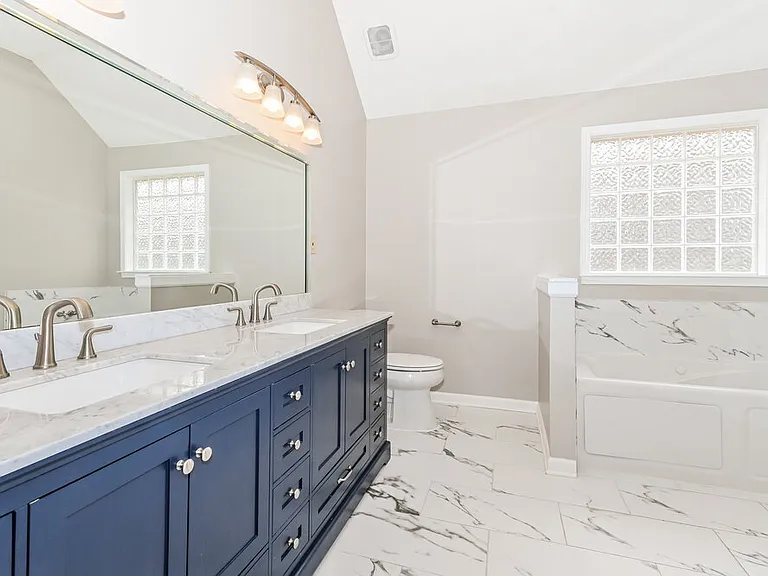 2236 Oak Hollow Ln — Photo 13