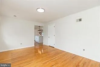 410 Woodlawn Ave — Photo 4