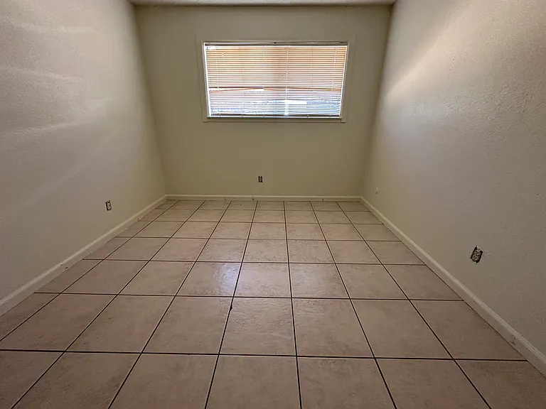 4662 N Woodson Ave — Photo 2