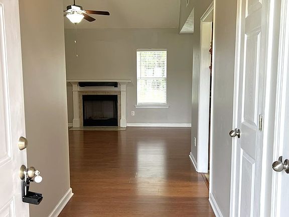 3rd image of 2928 Cliffside Dr