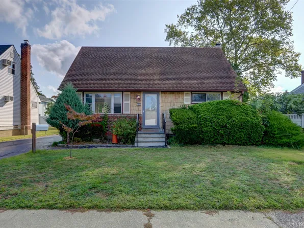 33 Oak street, Hicksville, NY 11801