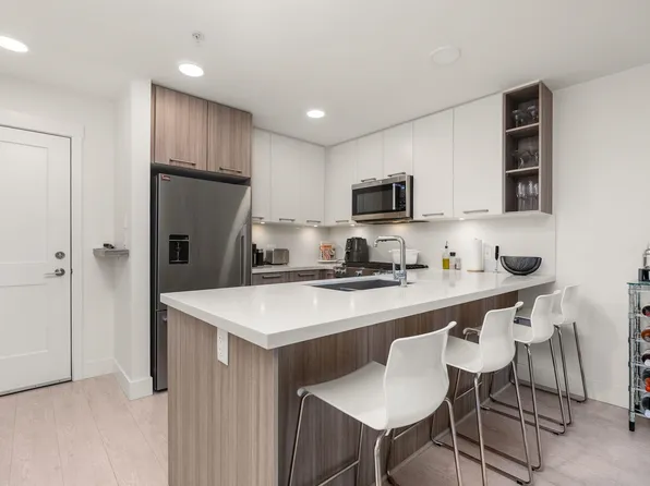 14022 N Bluff Rd #214, White Rock, BC V4B 3C3