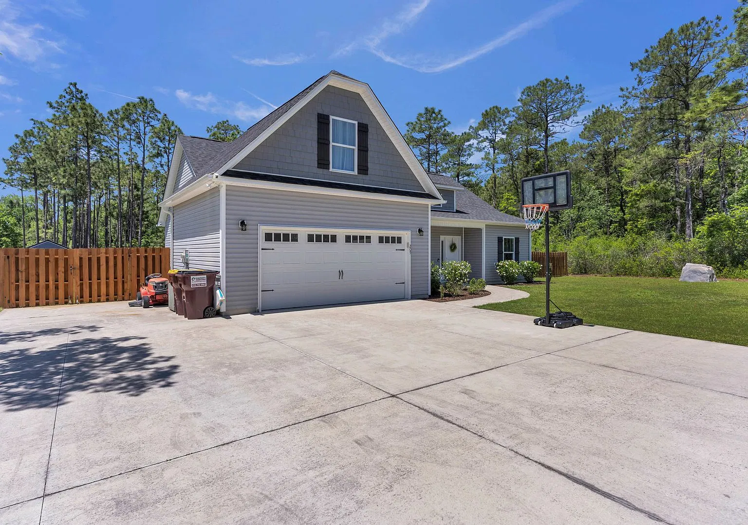 3 Bed 2 Bath + Bonus and HUGE fenced yard - Single Family Home in Hampstead NC — Photo 3