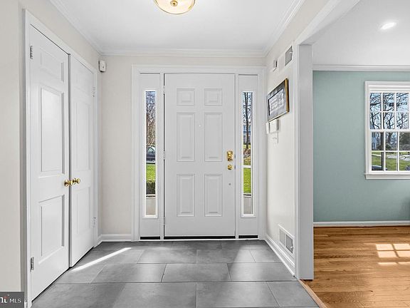 5th image of 7917 Greentree Rd