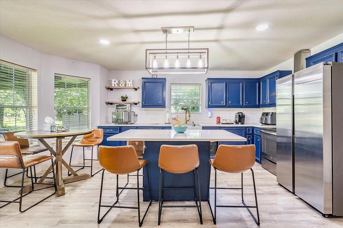 4 bed, 3.0 bath, 2018 sqft, $2,500 — Photo 4