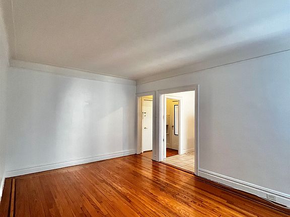 5th image of 131 Kensington Ave