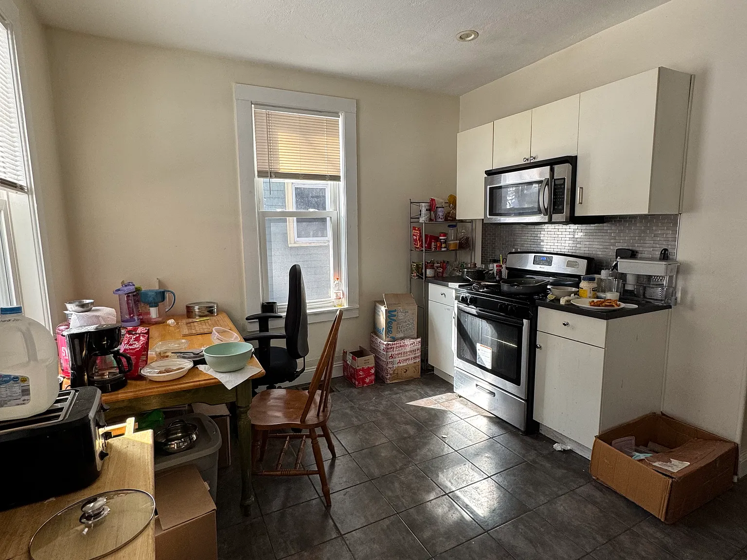 3 bed, 1100 sqft, $2,999 — Photo 2