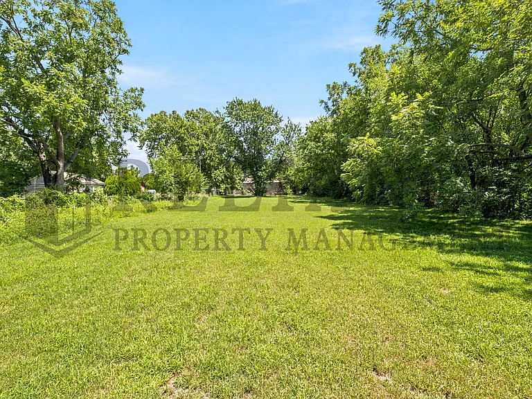 2917 S Walnut St — Photo 9