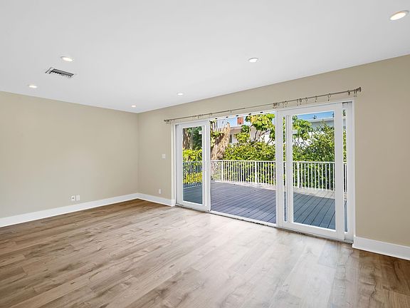 2nd image of 804 N Victoria Park Road