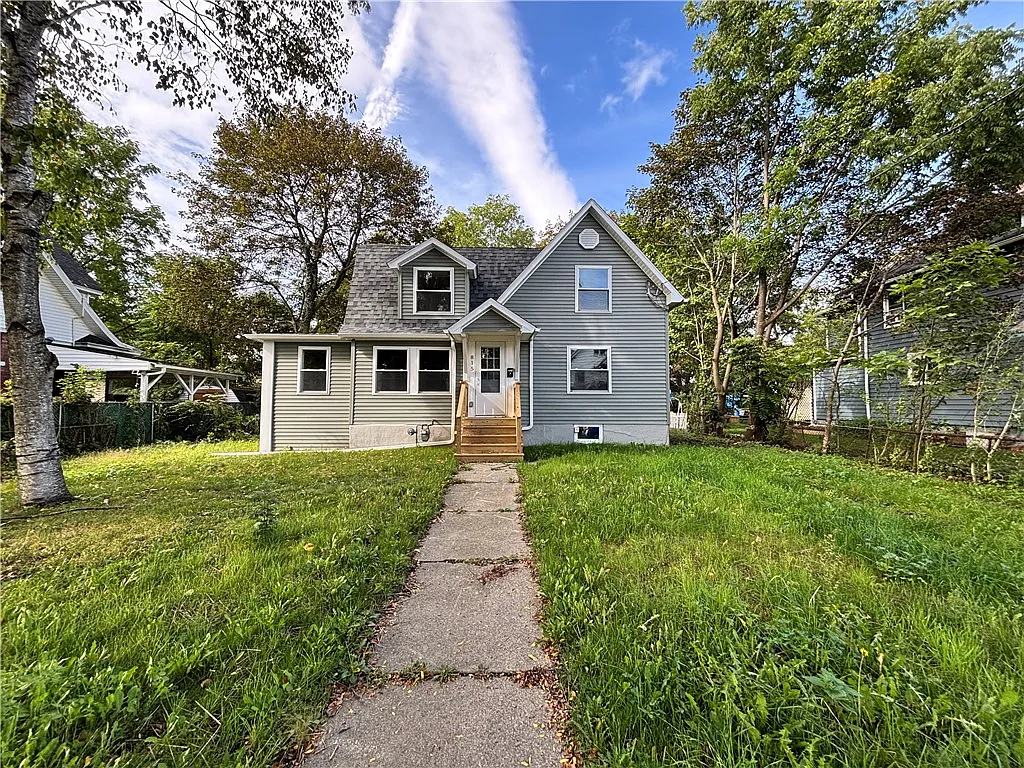 3 bed, 2.0 bath, 1127 sqft, $1,049 — Photo 1