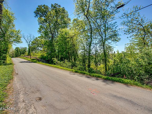 4th image of 695 Oak Grove Rd
