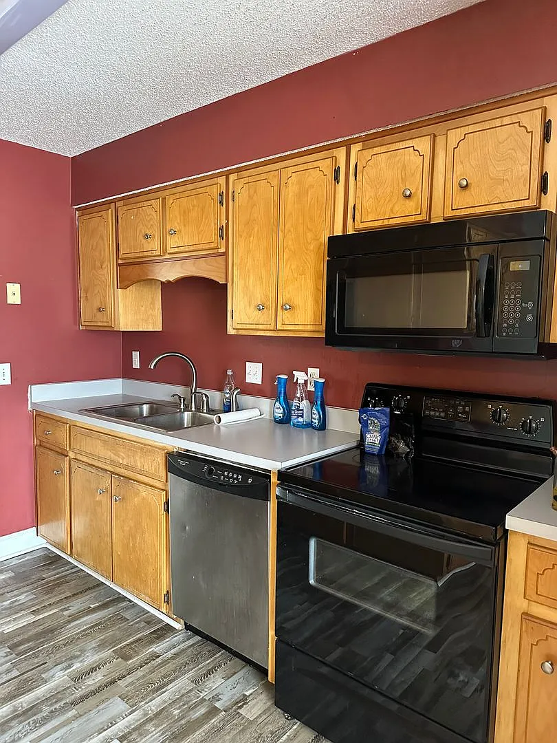 3 bed, 2.5 bath, 1428 sqft, $1,595 — Photo 3