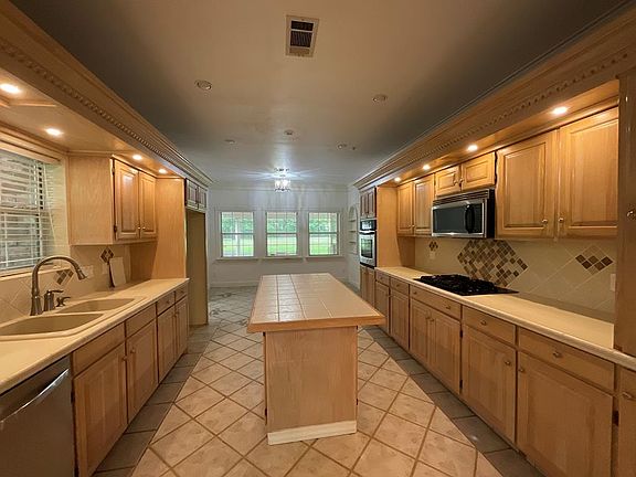 5th image of 648 Tampa Dr