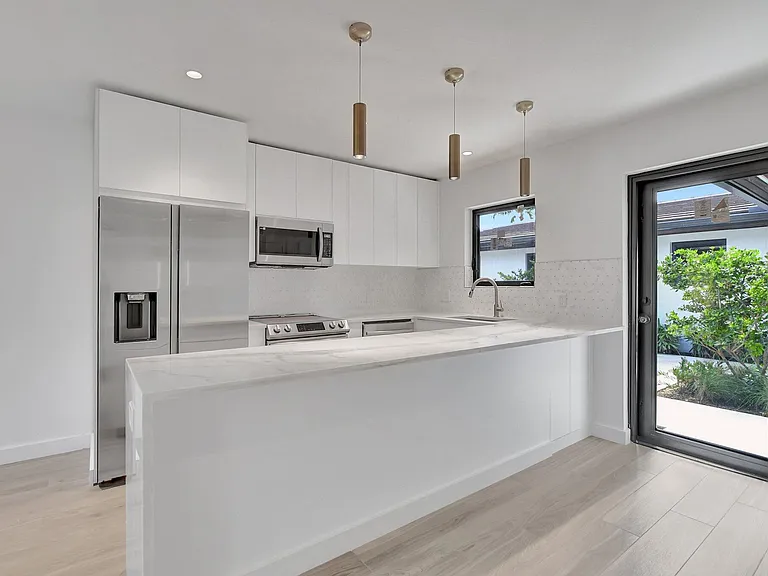 1361 SE 4th St #3 — Photo 11