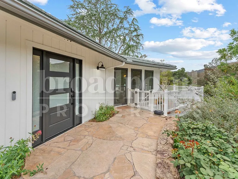 2113 Sleepy Hollow Rd — Photo 2