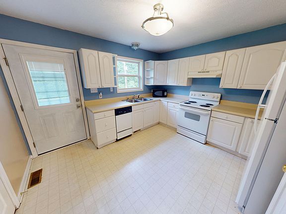 3rd image of 35 Cardinal Dr