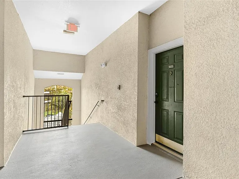 5160 Northridge Rd #301 — Photo 2