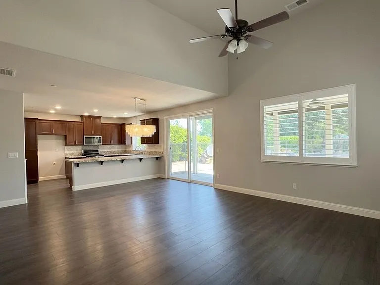 233 Vanney Ct — Photo 6
