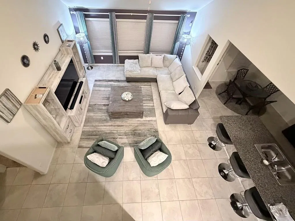 3 bed, 2.5 bath, 2162 sqft, $2,300 — Photo 4