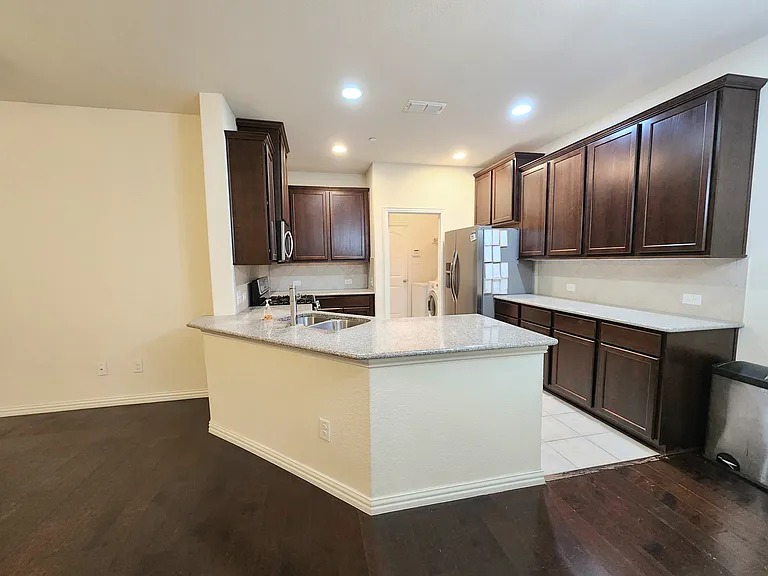 4816 Bridgewater St — Photo 2