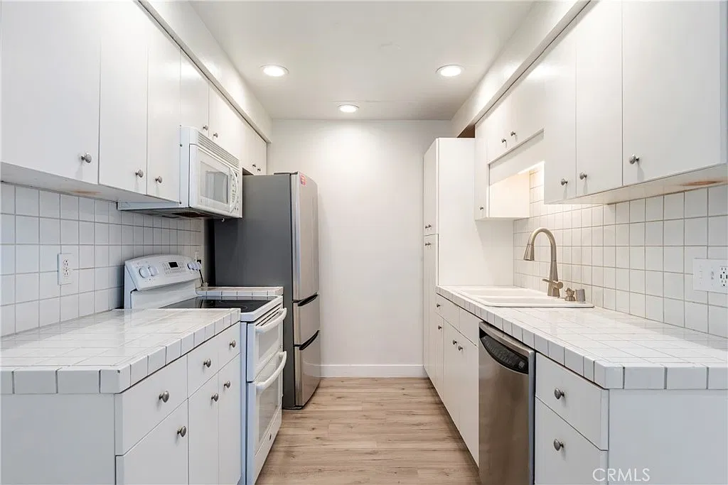 2 bed, 1107 sqft, $2,950 — Photo 3