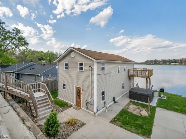 829 Portage Lakes Dr, Akron, OH 44319