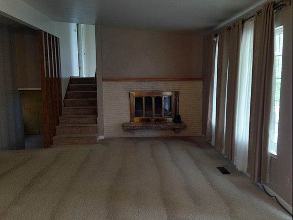 3rd image of 1122 S Dahlia Dr