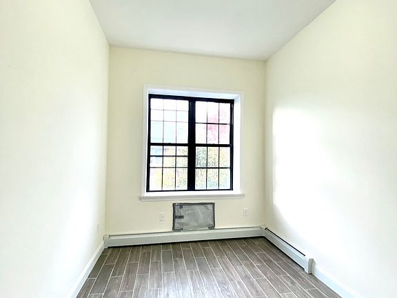 4th image of 910 Willoughby Ave #3