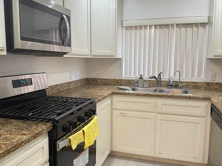 7290 Hyatt St #6 — Photo 3