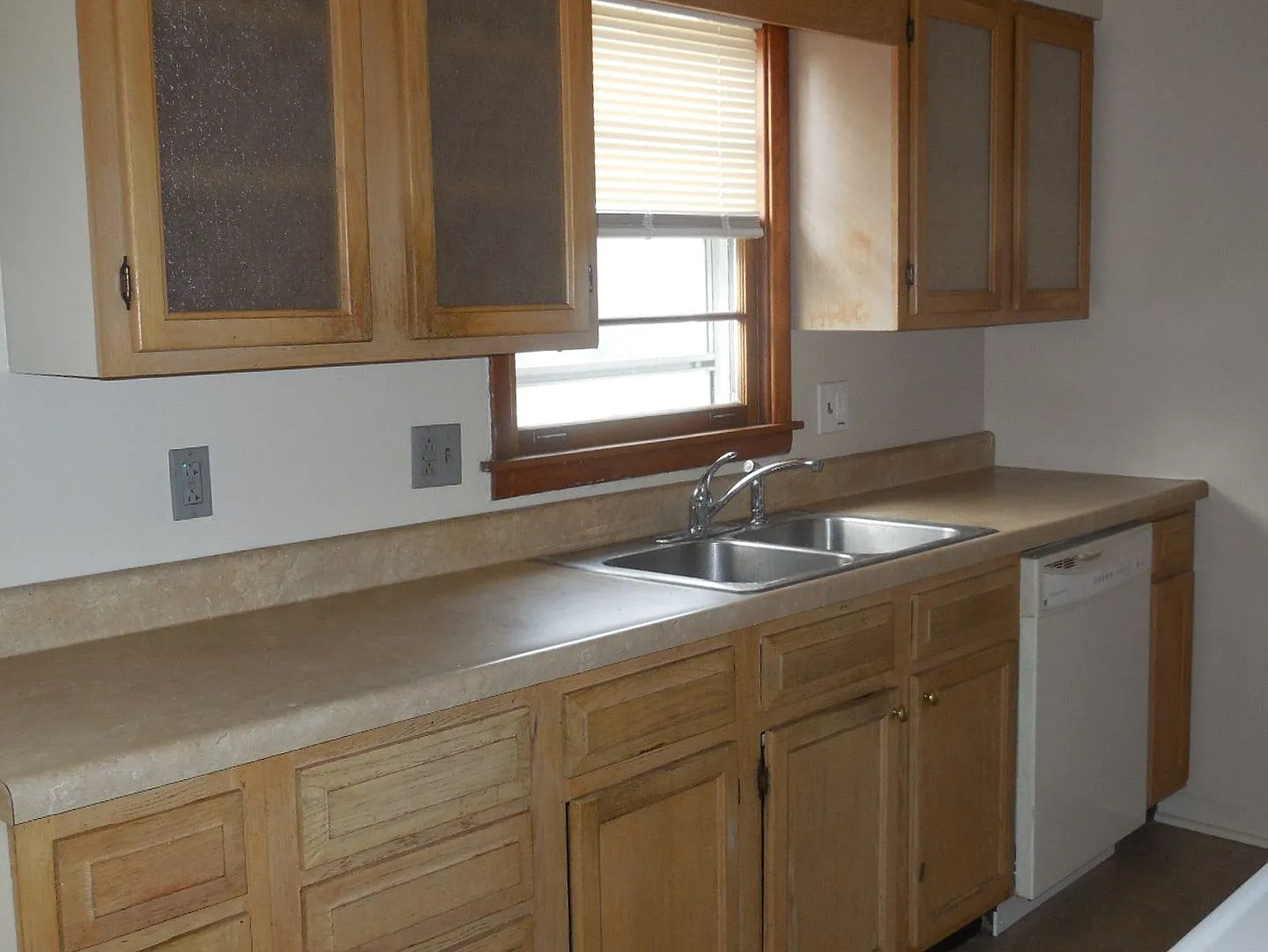 2 Bedroom Home in Edwardsville! Great Wood Floors and a Garage! — Photo 4