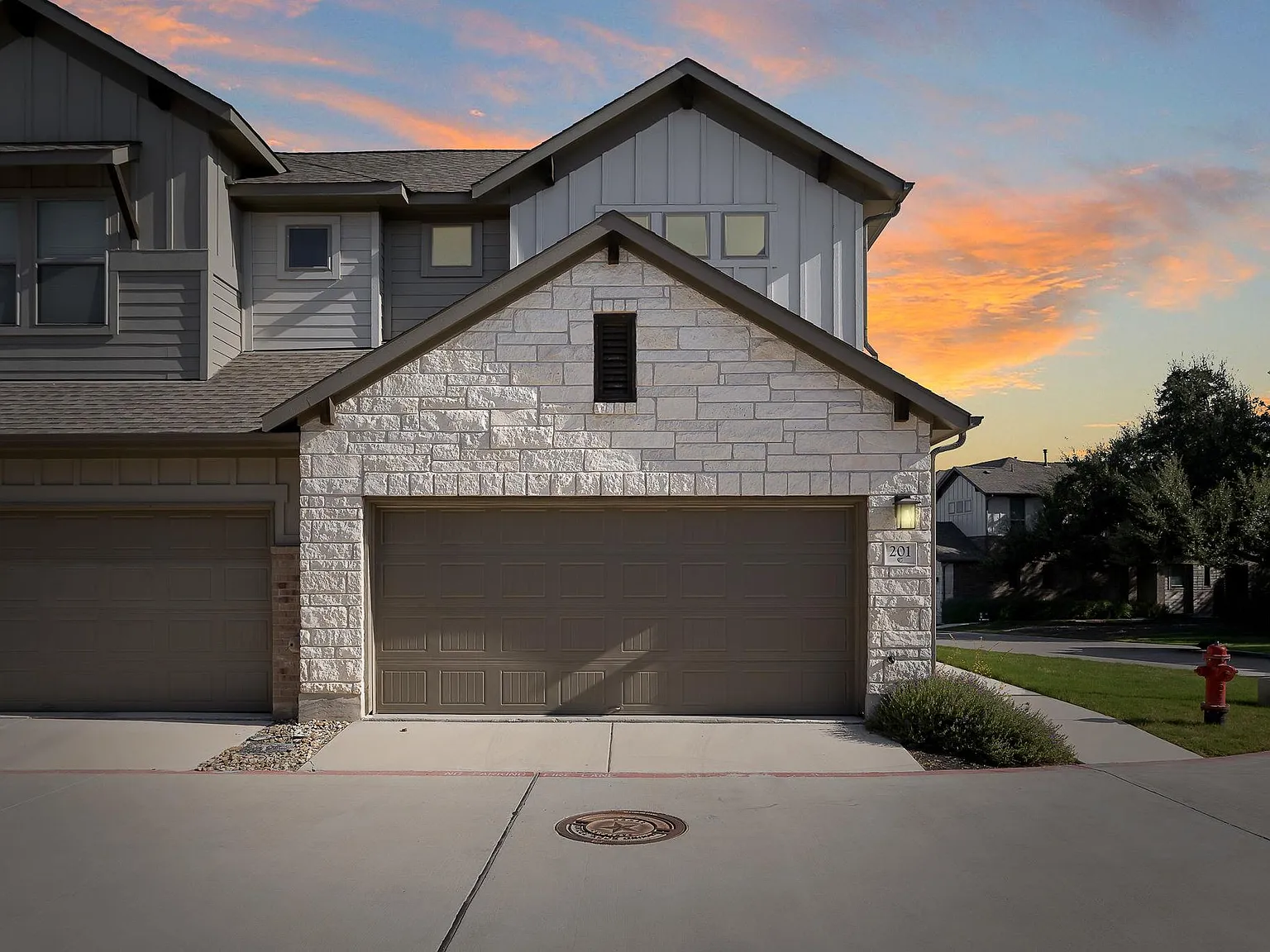 3 bed, 2.5 bath, 1813 sqft, $2,400 — Photo 1