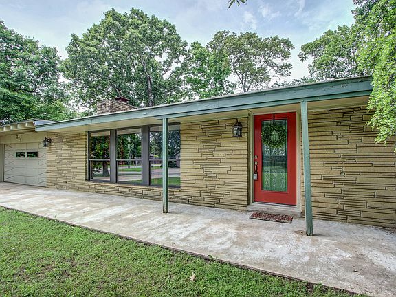 2nd image of 301 Tanglewood Dr