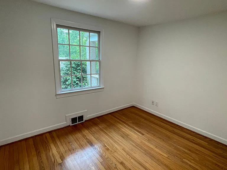 2413 Van Dyke Ave — Photo 9