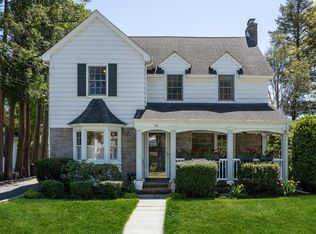 16 Downing St, East Williston, NY 11596