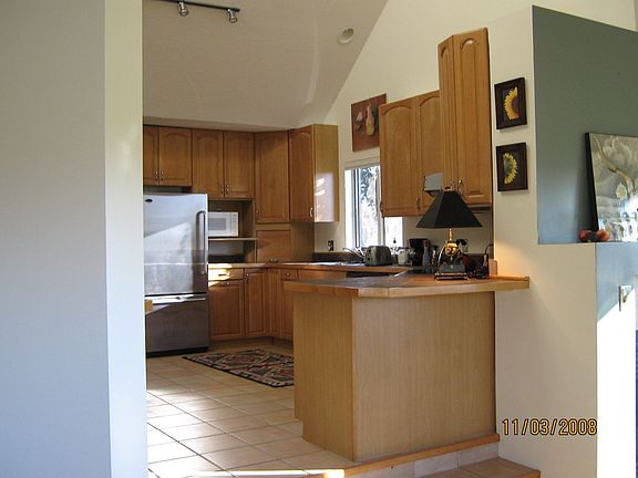 Flow from kitchen to second dining area